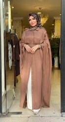 31339 PELERİNLİ ELBİSE KAHVERENGİ - 